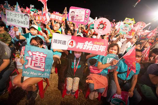 高雄市长陈其迈25日在凤山区竞选总部旁空地举办《再拚4年．高雄起飞》选前之夜。（袁庭尧摄）