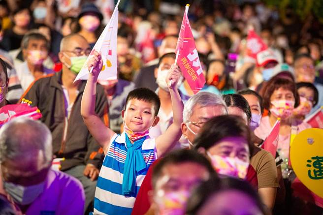 高雄市长陈其迈25日在凤山区竞选总部旁空地举办《再拚4年．高雄起飞》选前之夜。（袁庭尧摄）