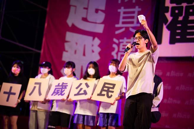 高雄市长陈其迈25日在凤山区竞选总部旁空地举办《再拚4年．高雄起飞》选前之夜。（袁庭尧摄）