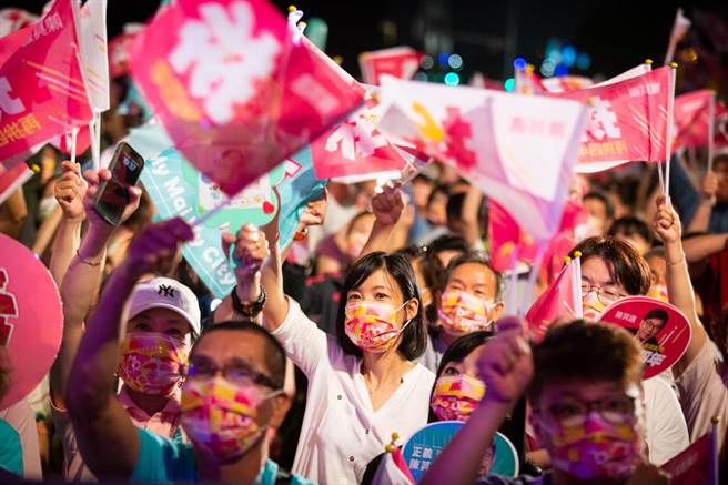 高雄市长陈其迈25日在凤山区竞选总部旁空地举办《再拚4年．高雄起飞》选前之夜。（袁庭尧摄）