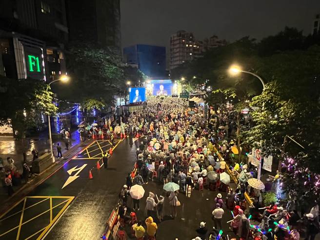 林佳龙选前之夜人数仅约占新府路的一半。（王扬杰摄）