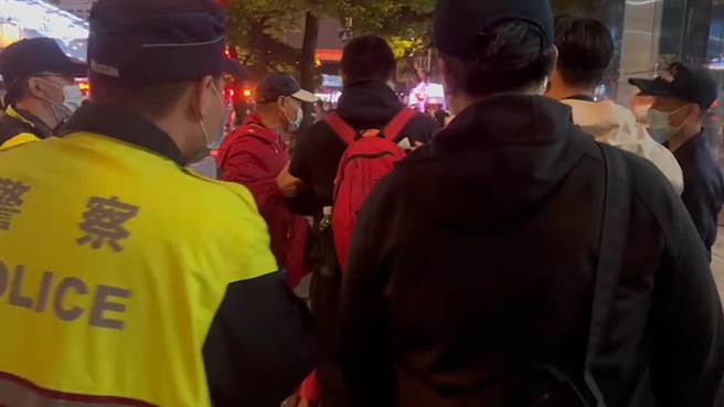 在林佳龙选前之夜叫嚣的男子被员警劝离。（王扬杰摄）