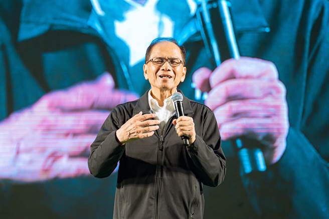 立法院長游錫堃到民進黨新北市長候選人林佳龍的選前之夜站台，呼籲大家不要讓8年前的遺憾重演，一定要出門投票。（林佳龍競選辦公室提供）