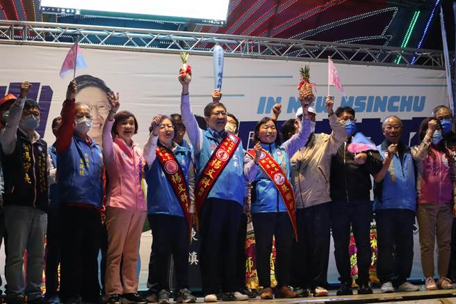 新竹县长候选人杨文科与竹东镇长候选人张顺朋举起凤梨、萝卜，希望好运旺旺来。（邱立雅摄）