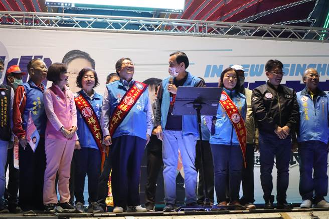 前总统马英九特地前来新竹县替杨文科站台，并笑称自己被满满的人潮吓到了。（邱立雅摄）