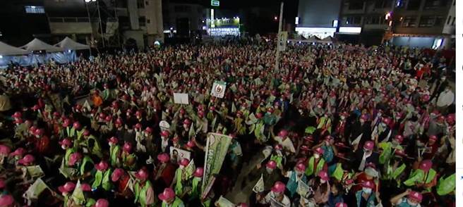 選前之夜，彰化縣民進黨候選人黃秀芳舉辦造勢晚會，現場旗海飄揚。（吳敏菁攝）