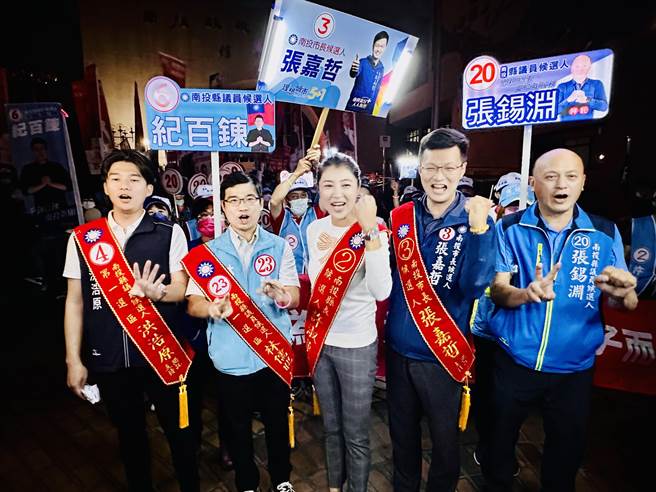 國民黨南投縣長候選人許淑華（中），選前之夜在南投市徒步掃街拜票。（廖志晃攝）