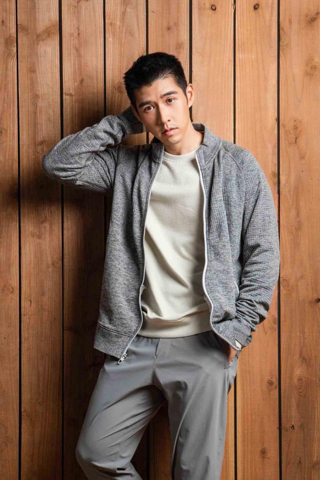 吳岳擎私服近期越穿越運動休閒，著重寬鬆舒適以及運動的功能性，lululemon Engineered Warmth Jacket5780元、Engineered Warmth Long Sleeve Crew5280元、Surge Jogger Shorter3980元。（攝影/石智中、服裝/lululemon ）