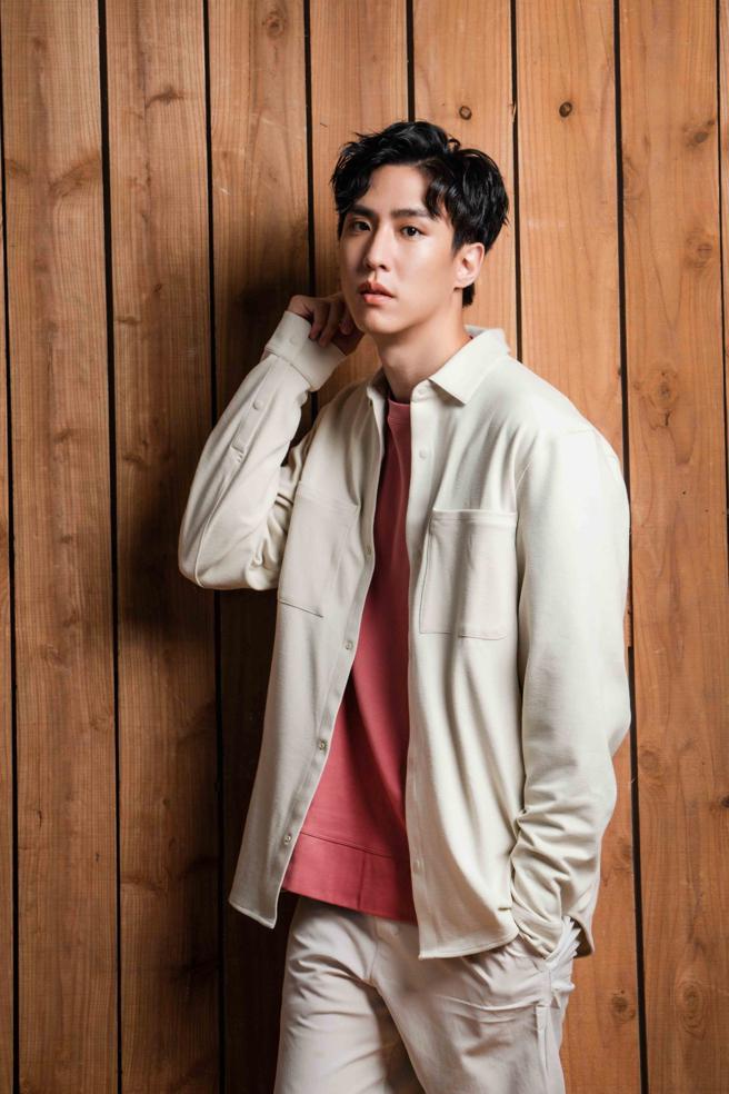 余晉透露自己私服通常較為簡約舒適，像今天穿的樣式就是自己私服經常選穿的，lululemon Soft Knit Overshirt 3980元、New Venture Trouser*Pique5280元、Heavyweight Crepe Short Sleeve2280元。（攝影/石智中、服裝/lululemon ）