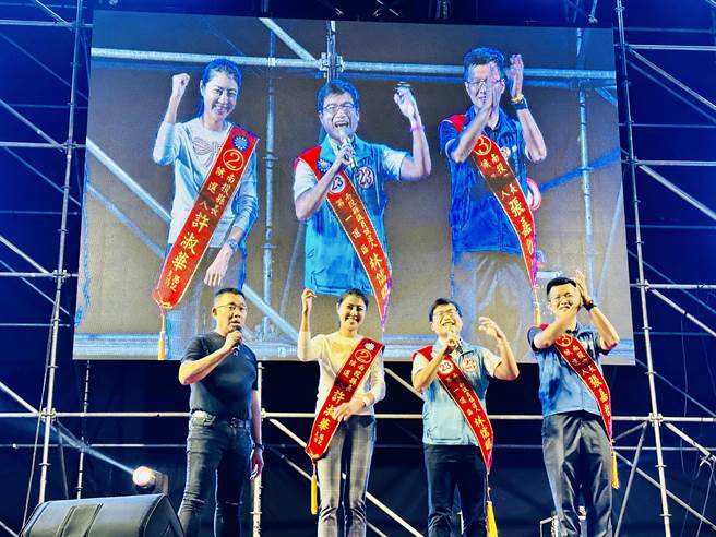 國民黨南投縣長候選人許淑華（左二），選前之夜舉辦音樂會。（廖志晃攝）