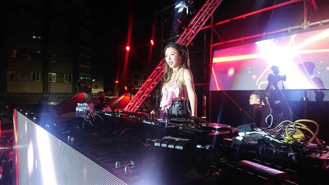 無黨籍台南市長候選人林義豐請來國際DJ到場播放電音。（程炳璋攝）