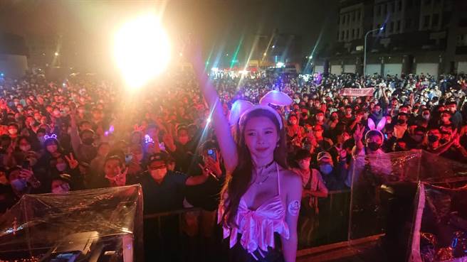 無黨籍台南市長候選人林義豐選前之夜電音派對聚集數千人潮。（程炳璋攝）