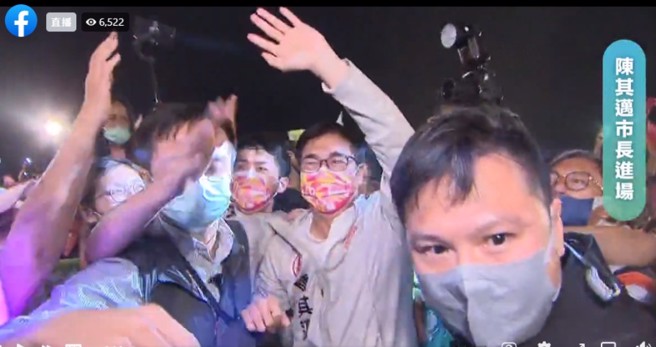 高雄市長陳其邁25日在高捷鳳山西站旁舉行「再拚四年，高雄起飛」選前造勢大會。(摘自陳其邁粉專)