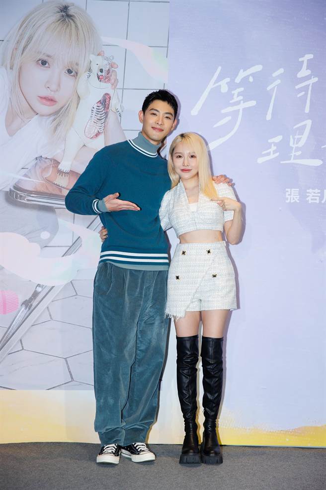 张若凡（右）举办发片记者会，好友连晨翔到场力挺。（索尼音乐提供）
