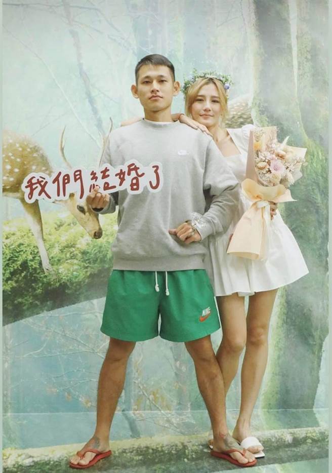 「草屯囝仔」阿仓（左）25日宣布与记者女友刘佳佳登记结婚，大方放闪。（摘自IG）