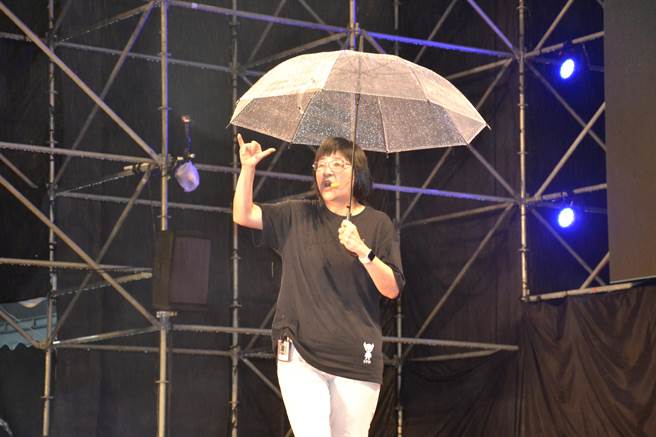 社會局長張錦麗上台助講。(蔡雯如攝)