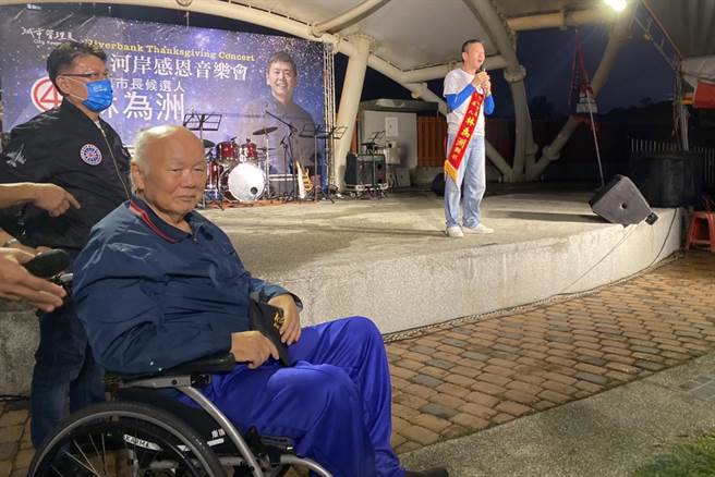 竹县绿营大老林光华坐着轮椅向竹北乡亲喊话，给林为洲当市长，让竹北市更进步。（罗浚滨摄）