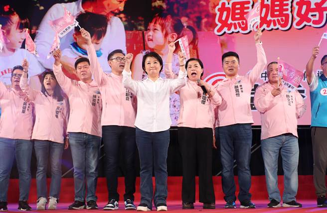 国民党台中市长候选人卢秀燕(左五)在选前之夜造势晚会谈及「妈妈」，忍不住哽咽。(郑任南摄)