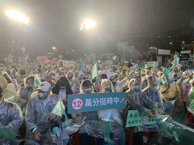 民進黨台北市長候選人陳時中今天在大雨滂沱下舉辦「為台北挺身而出」選前之夜。（楊孟立攝）