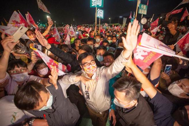 陈其迈进场，受到民眾包围簇拥。（袁庭尧摄）