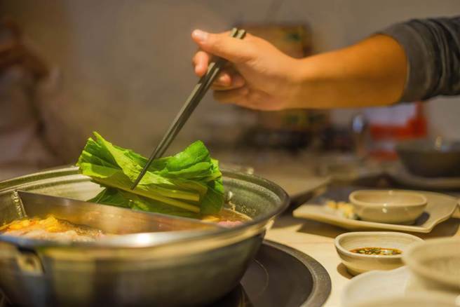一名女记者注重体态，吃火锅只吃鸡肉、鱼肉，不吃红肉也不喝汤，未料却反而胖了3公斤。(示意图／shutterstock)