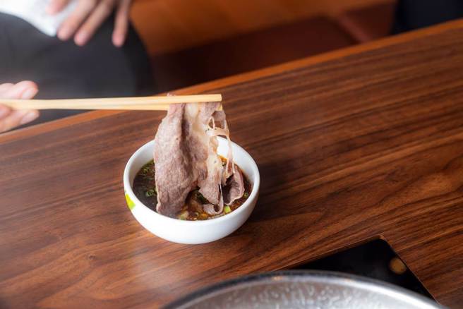 营养师指出，问题就出在女记者喜欢搭配沙茶+胡麻酱吃火锅，酱料的热量不仅高，还都是油脂，会直接累积在体脂肪上。(示意图／shutterstock)