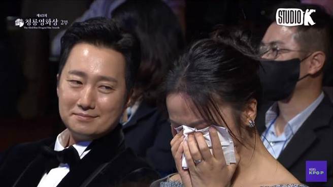 汤唯在听到《分手的决心》OST掩面大哭。(图／翻摄自KBS Entertain的YouTube)