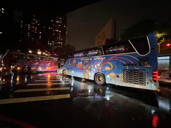 板桥第一运动场周边道路一时涌出大量人车。（王扬杰摄）