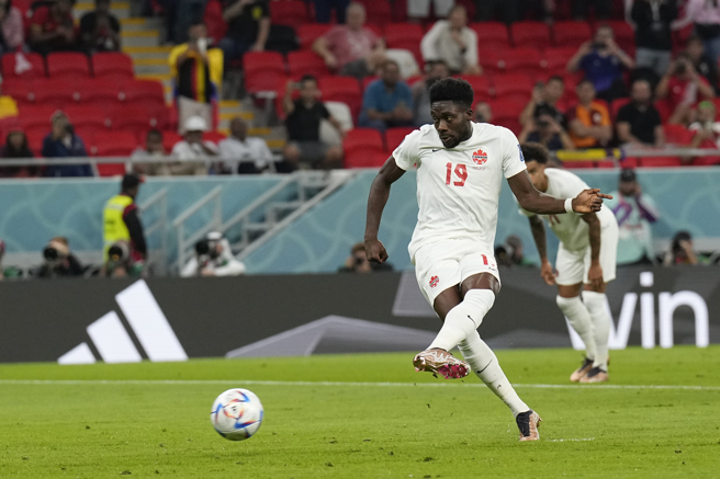 加拿大前锋戴维斯是球队在卡达世足仰赖的主战力。（美联社资料照）