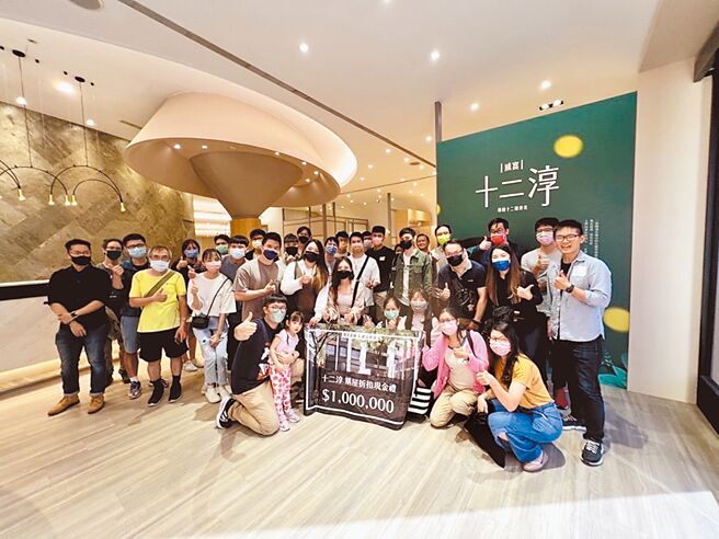 地美团队与社群群友在建案十二淳接待中心大厅合照。图／地美金融提供