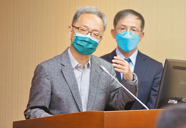 健保增加部分负担新制延宕至今未上路，卫生福利部部长薛瑞元（左）24日在立院表示，目前疫情往好的方向走，但经济是否能强力反弹仍在观察，虽然尚未决定实施时间，但应会在今年底、明年初上路。（张铠乙摄）
