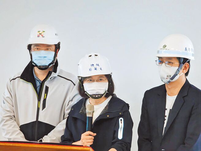 蔡英文总统（中）24、25日连续2天前往基隆，为民进党基隆市长候选人蔡适应（右）助选。基隆市长林右昌（左）昨陪同蔡总统视察即将启用的基隆塔。（张志康摄）