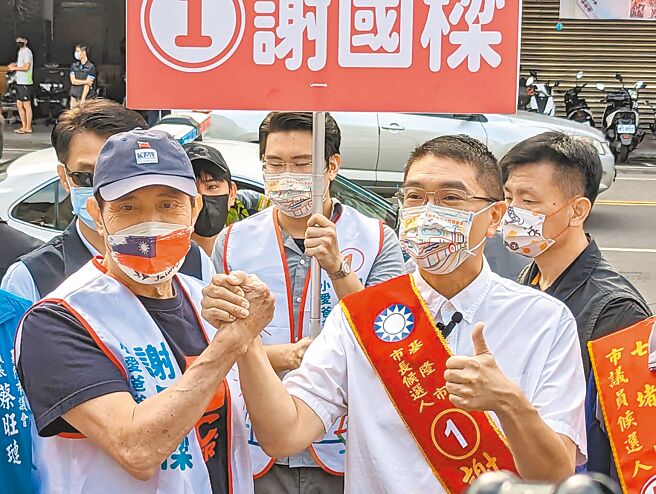 基隆市长选情胶着，前总统马英九（左）25日上午将前往基隆陪同国民党基隆市长候选人谢国梁（右）扫街拜票，做最后衝刺。（张志康摄）