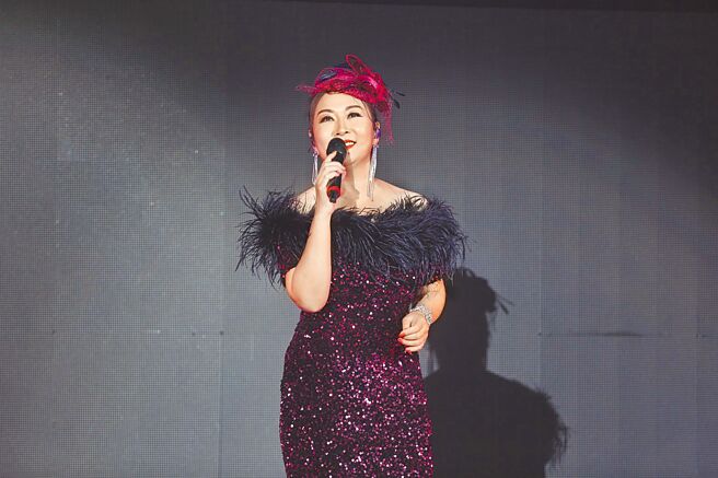 张秀卿昨在台上卖力唱跳。（宝吉祥集团提供）