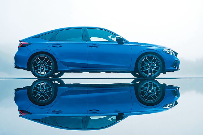 HONDA FIT e:HEV以「類EV的電油車」形象，自上市以來即顛覆大眾對油電混合系統的認知，Honda Taiwan宣布規畫導入e:HEV車種已確定將增加CIVIC e:HEV（見圖），並於明年在台上市，此車搭載全新次世代電驅雙動能系統及2.0L直噴引擎置，以41%熱效率實現降低廢氣排放與提升馳騁駕馭性能兼具的訴求，重新詮釋極致操駕樂趣。（Honda Taiwan提供）