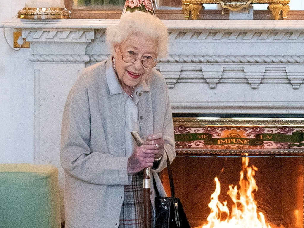 英国女王9月8日辞世，但9月6日仍拄着拐杖，在苏格兰巴尔莫勒尔堡（Balmoral Castle）等着会见当时新选出的女首相特拉丝（Liz Truss）。（达志图库/TGP）(photo:ChinaTimes)