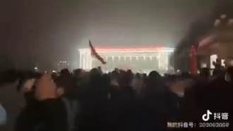 火災後烏魯木齊民衆上街抗議 揮舞五星紅旗高喊「解封」