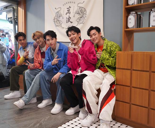 「AcQUA源少年」25日出席一日店长活动，吸引许多粉丝到场力挺。（万波岛屿红茶提供）