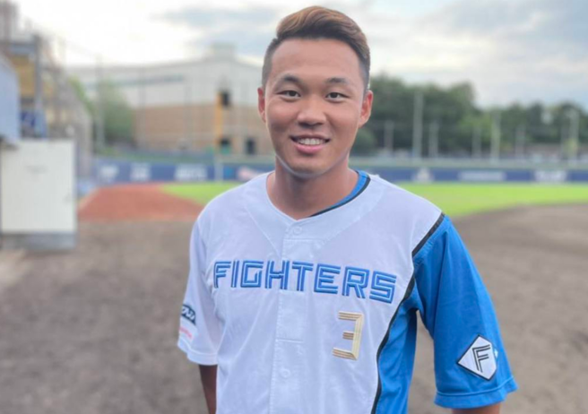 王柏融改簽育成合約，明年續留日本火腿。（翻攝王柏融臉書）