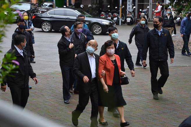 今日是九合一選舉，行政院長蘇貞昌今早8時與妻子前往新北市樹林育林國中投票，媒體問及，今日投票結果是否會影響其之後的動向，蘇貞昌並未正面回應。（蔡雯如攝）