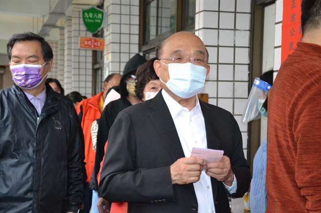 今日是九合一選舉，行政院長蘇貞昌今早8時與妻子前往新北市樹林育林國中投票，媒體問及，今日投票結果是否會影響其之後的動向，蘇貞昌並未正面回應。（蔡雯如攝）