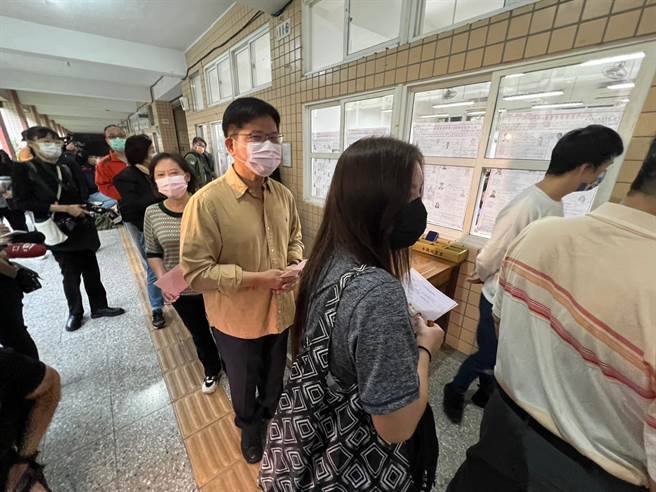 林佳龍上午偕同妻子廖婉如排隊等候投票。（王揚傑攝）