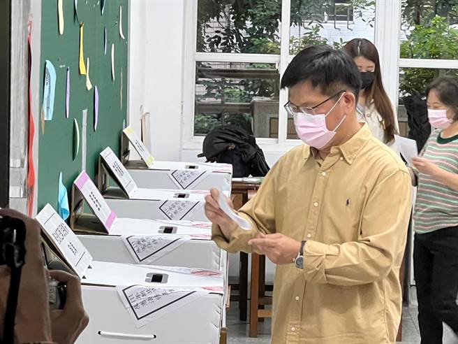 林佳龍上午偕同妻子廖婉如前往投票。（王揚傑攝）