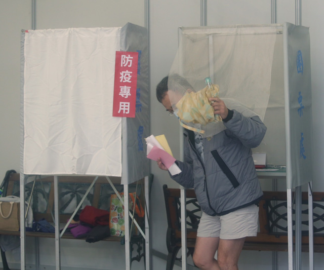 九合一大選26日登場，投票所增設防疫專用圈票處，讓防疫無漏洞。（陳怡誠攝）