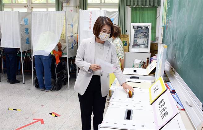 周春米完成投票，心情輕鬆。(林和生攝)