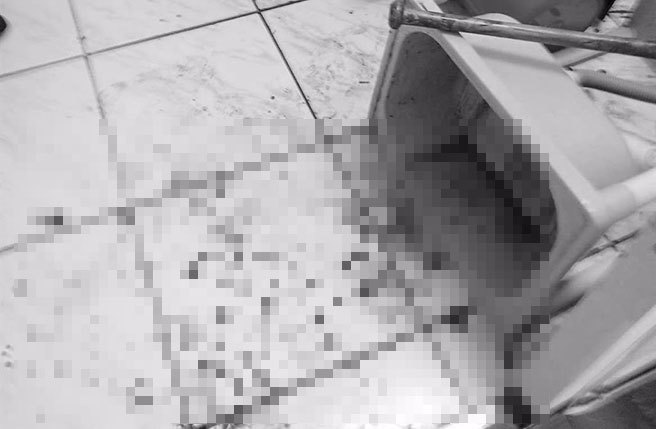 蔡姓男子持西瓜刀砍杀槟榔摊老板夫妻，现场血迹斑斑。（读者提供∕吕妍庭嘉义传真）