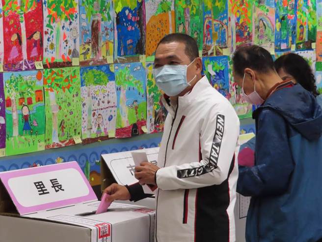 侯友宜投完票 吁民眾踊跃出门投票。（叶德正摄）