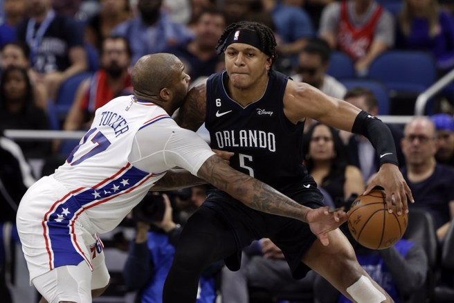 班凱羅(右)遭遇塔克的貼身防守。(美聯社)