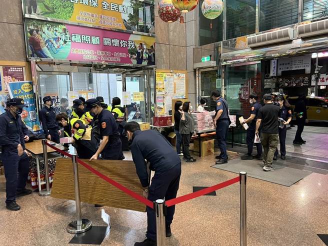 新庄分局警方在凌晨4时就陆续于区公所集结，准备执行投开票所秩序维持工作。（警方提供）