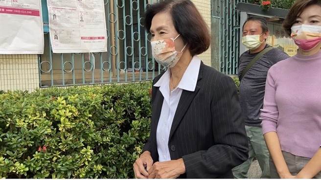 今（26日）投票，力拼连任的国民党宜兰县长候选人林姿妙一早9时30分许排在人群中，排队领取6张选票，有县长、县议员、乡镇市长、乡镇市民代表、村里长及公投票。（吴佩蓉摄）